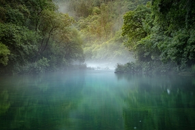 清晨雾气朦胧唯美山水图片